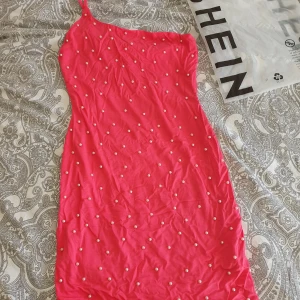 Klänning  - Aldrig använd. Inte min storlek därmed fick jag ta en bild från nätet på hur den ser ut på. 