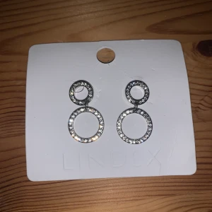 Örhängen  - Köpta från Lindex och säljer dessa pga har ingen användning av dom. Riktigt fina ju, klä dig helt fint så ger dom här örhängena den lilla classy touchen. Spritas självklart av innan dom fraktas.
