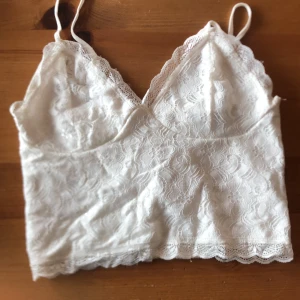 Topp - En topp från Bikbok storlek: S endas använd 1 gång skriv privat för mer bilder och säljer för 100kr inklusive frakt