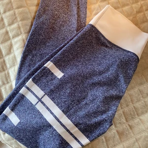 Aimn-tights - Blå/vita träningstights från Aimn. Fint skick. Köparen står för eventuell frakt.