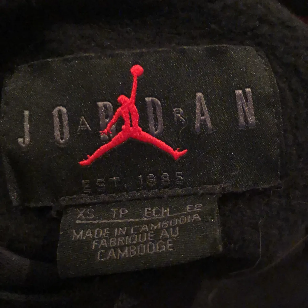 Säljer denna skitsnygga hoodie från Jordan köpt här på Plick. Enda skillnaden från första bilden är att min hoodie har snörena i💕. Tröjor & Koftor.