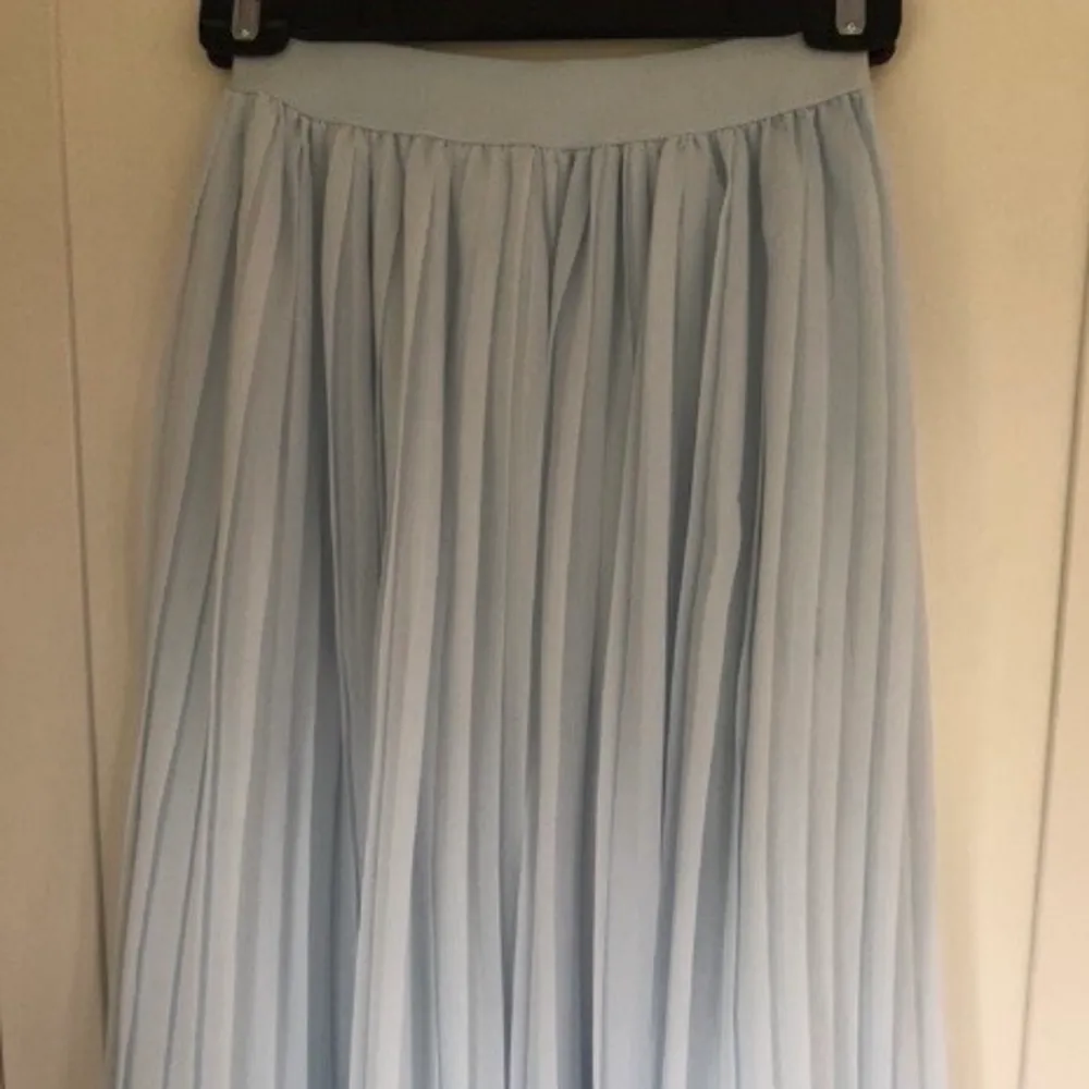 Ljusblå plisserad kjol i storlek xs. Använd en eller två gånger. Köpt från nakd, slutar strax under knäna. 100kr ex frakt . Kjolar.