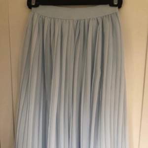Ljusblå plisserad kjol i storlek xs. Använd en eller två gånger. Köpt från nakd, slutar strax under knäna. 100kr ex frakt 