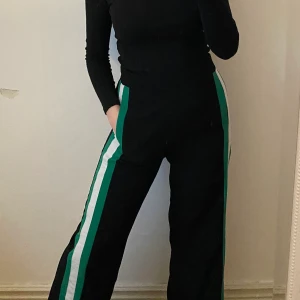 Byxor (GRATIS FRAKT 📦) - Super fina & mysiga byxor från stradivarius som är nästan aldrig använd. Passar super bra i längden för mig som är 160. Knapparna går att öppna längs benen. 