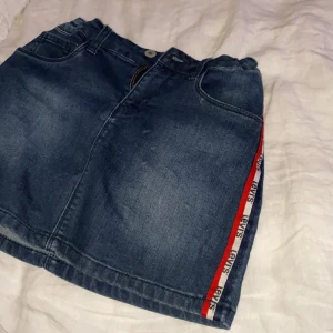 Kjol  - Säljer jätte fin kjol från Levis, bara andvänt en gång och i jätte bra skick! Säljs för 150kr+frakt