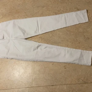 Vita jeans🤍🤍 - Vita jeans knappt använda 🤍🤍