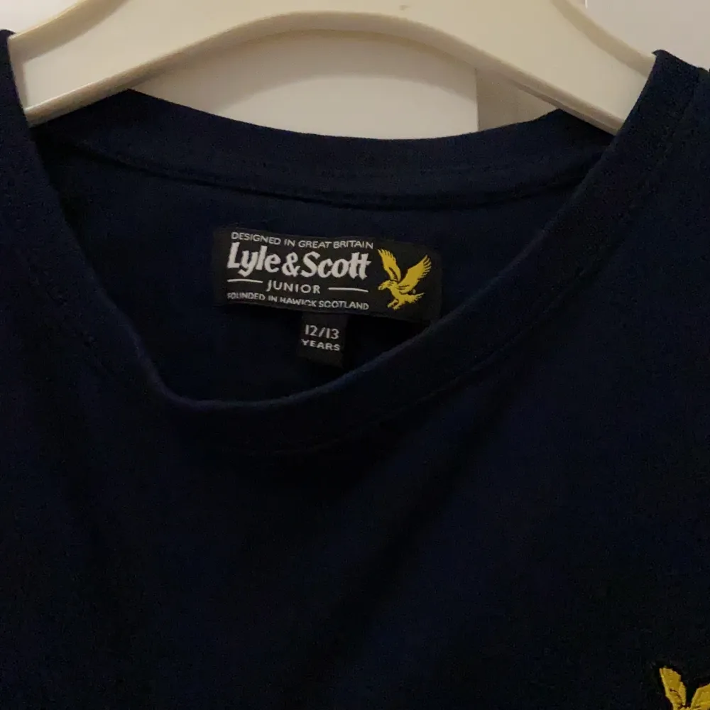 En fin märkes t-shirt från Lyle&scott junior knappt använd💙 . T-shirts.