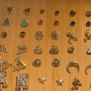 Silversmycken 🪙🌹 - Äkta silver 925, örhängen och kedjor. Skriv om du har någon fråga! Betalning via swish! Glöm inte att titta på alla andra sakerna på min sida. 🌹 Fråga om pris!