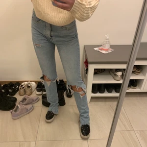 Jeans med slits - Jeans med slits och hål, super snygga och trendiga. Passar xs 
