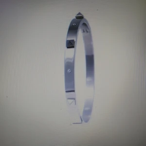 Armband från Bud to Rose (Milano Silver)  - Säljer ut smycken från Bud to Rose från en konkursutförsäljning. Allting säljes för ca 70% av ordinarie pris. Allt kommer från från en butik som tvingats stänga. Så helt nya smycken för 70% av ordinarie pris. Priset som står på varan här inne gäller. Varan skickas mot fraktkostnad, kollar upp summa för detta efter hand som ni beställer då många beställer mer än en sak och då blir priset annorlunda. Betalning via swish. Bild lånad från Bud to Rose. 