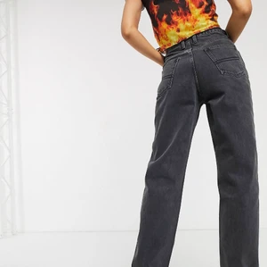 Collusion mom jeans - Verkligen SUPERFINA jeans som inte passar mig längre, skulle säga att dom sitter som 25-27 i midjan samt lite  ”baggy” i passformen🥰 endast använda ett fåtal gånger därav är skicket som nytt! 