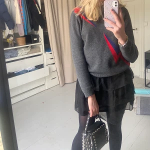 Slutsåld volang kjol ifrån HM - Super gullig volang kjol ifrån HM! Storlek XS men sitter mer som en S. Aldrig använd💗