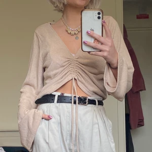 Snygg tröja med detalj - Frakt tillkommer:)