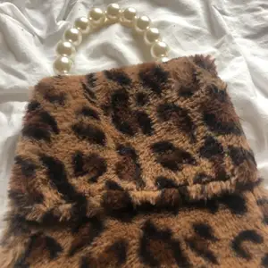 Så fin y2k vibe leopard väska ⚡️ kan användas som handväska men tillkommer en kedja, lite sliten på insidan därav sänkta priset