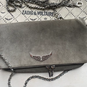 Zadig väska - Säljer min väska från Zadig💞 välanvänd under ett år och ena dragkedjan är aningen svår att öppna. Färgen går att fixa med mockaputs!