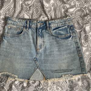 Skitsnygg jeans kjol med slitningar från Zara. Använd ett fåtal gånger och är i mycket bra skick. Ganska kort och säljer då den inte kommer till användning. Frakt kostnad tillkommer. 