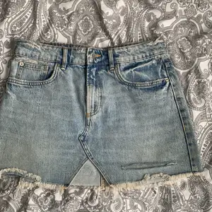 Skitsnygg jeans kjol med slitningar från Zara. Använd ett fåtal gånger och är i mycket bra skick. Ganska kort och säljer då den inte kommer till användning. Frakt kostnad tillkommer. 