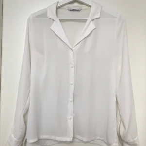 vit skjorta - Bra skick. Inga skador eller fläckar. Köparen står för frakten 💗