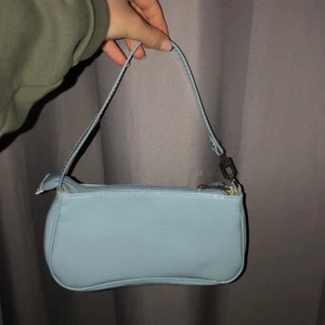 Väska  - Gullig liten axelväska💙