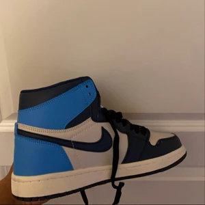 Jordans 1 Obsidians Retro High  - Storlek 43 skick 8/10 använt den 2-3 gånger men det är inte riktigt min stil så jag vill sälja den för att köpa andra skor. 