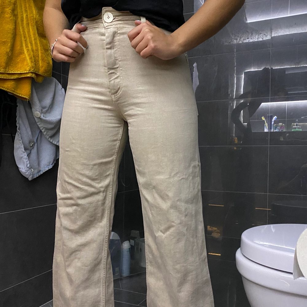 Skit fräscha zara jeans nu till sommaren!! Är 1,65 cm!! Skit sköna å snygga , kund står för frakt . Jeans & Byxor.