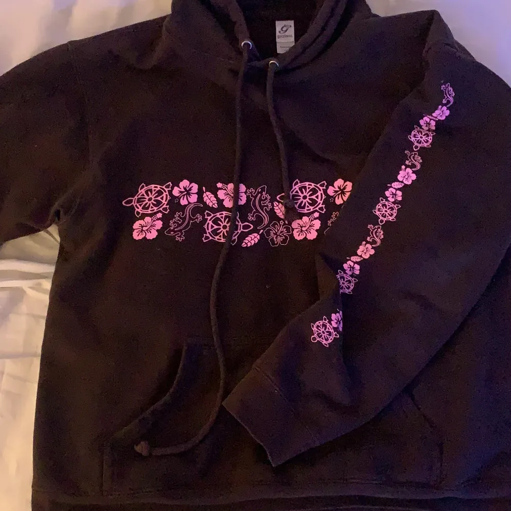 En brun hoodie med jättefina rosa detaljer. Köparen står för frakten 💓 den är en ljusare brun färg i verkligheten . Hoodies.