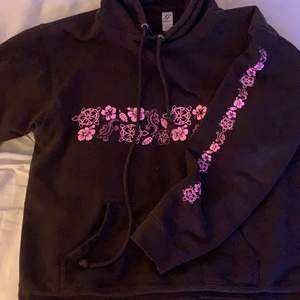 En brun hoodie med jättefina rosa detaljer. Köparen står för frakten 💓 den är en ljusare brun färg i verkligheten 