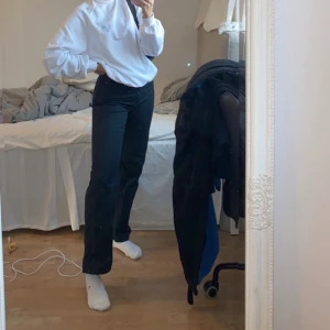 Weekday jeans i modellen Row - Säljer mina favorit jeans som tyvärr har blivit för små. Bra kvalité och sitter otroligt snyggt på!