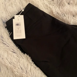 Kostymbyxor - Från VILA. Aldrig använd med tagg kvar. Storlek S