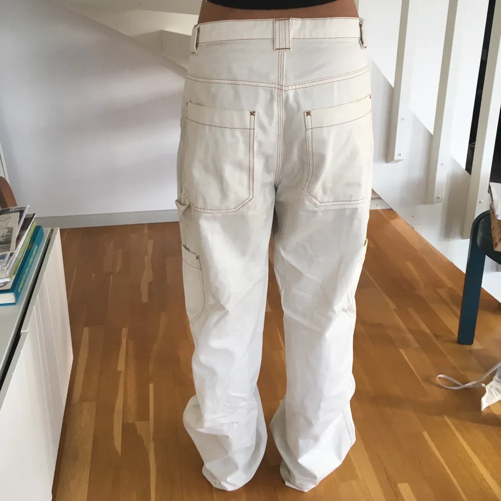 Skitsnygga vita byxor från Monki . Jeans & Byxor.