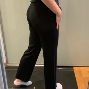 Ribbade mysbyxor strl S - Mysiga byxor i ribbat material köpte på NA-KD! Använda 1 gång, och säljs då dom är lite korta för mig (175cm)