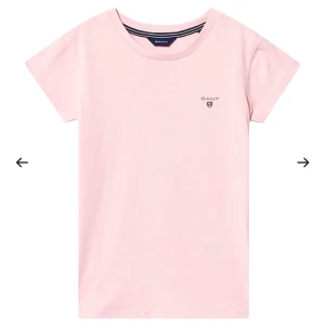 GANT t-shirt - ny tröja från gant!! använd vid ett tillfälle men inget mer 💘 eftersom tröjan är i nyskick väljer jag att ta tag i det & fixa.. 