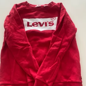 Levis sweatshirt  - Röd Levis Sweatshirt. Välanvänd 