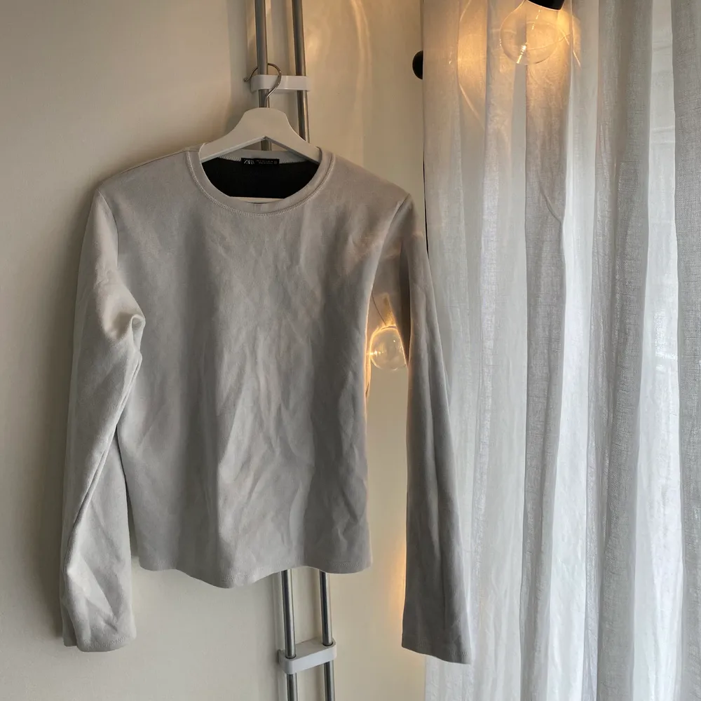 Fräsch långärmad tröja från Zara. Den är sweatshirt liknande och är i jättebra skick! Finns inte i butik längre. . Tröjor & Koftor.
