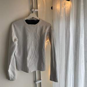 Fräsch långärmad tröja från Zara. Den är sweatshirt liknande och är i jättebra skick! Finns inte i butik längre. 