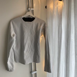 Zara - Fräsch långärmad tröja från Zara. Den är sweatshirt liknande och är i jättebra skick! Finns inte i butik längre. 
