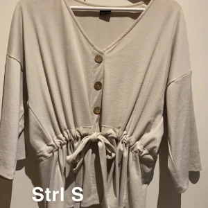 Tröja  - Fintröja, sitter jättefint på höga jeans. 