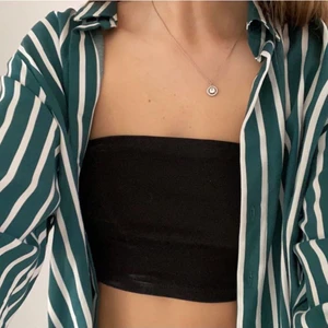 Skjorta - Svinsnygg skjorta från H&M som går att styla på många olika sätt!! Endast använd en gång så den är som ny! Storlek 40 men sitter väldigt bra oversized på mig som är en 34-36! Frakten ingår inte i priset (22kr) 💚