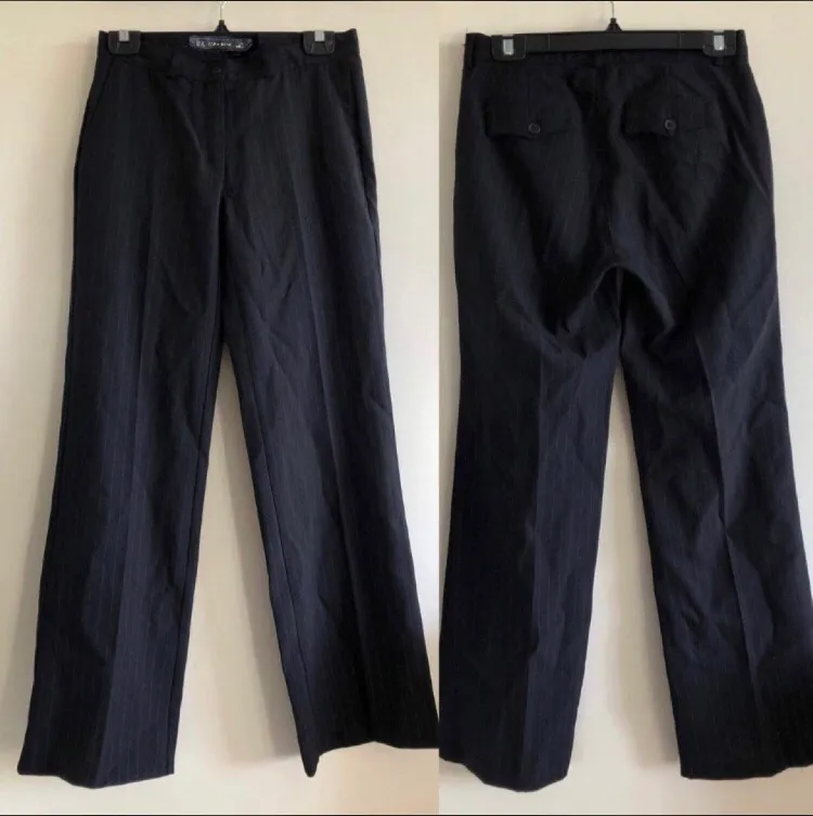 Svarta kostymbyxor med fickor baktill och bootcut från Zara i storlek S. Aldrig använda, endast provade. Innerbenslängden är 77 cm. Hämtas eller kan skickas mot fraktkostnad (48 kr - 4 frimärken). Jeans & Byxor.