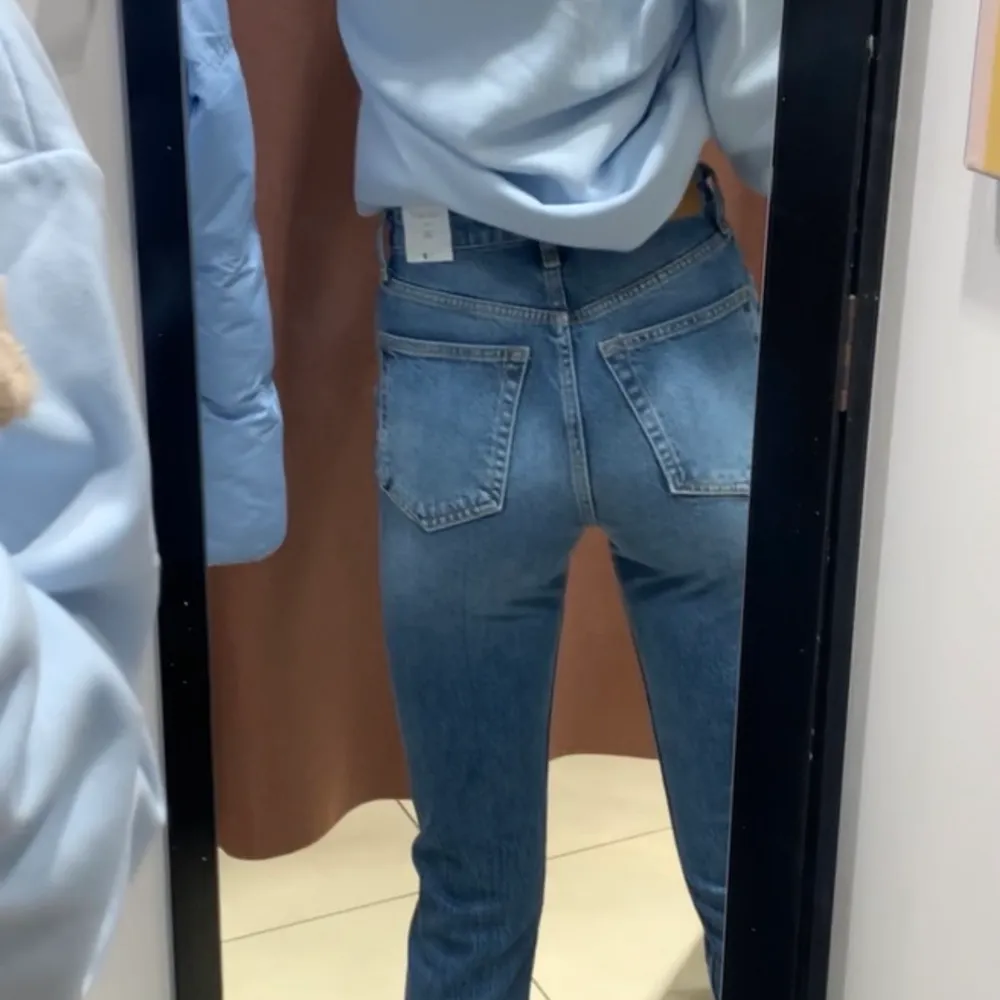 Säljer ett par superfina jeans från Gina i storlek 36. Jag är 172 och dessa är perfekta för mig i längden. Nypris var 599 men kan sälja för runt 250-300kr + frakt. Vill ni har mer bilder så är det bara att skriva privat💕. Jeans & Byxor.