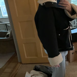 &other stories vinterjacka - Knappt använd vinterjacka från &other stories. Fodrad med teddy material. 