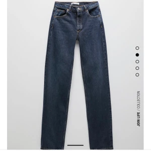 Zara jeans 03 - Säljer 2 par sjukt snygga slutsålda zarajeansen! De ena är i storlek 36 och de andra i 38. Helt nya med prislappen kvar, hör av er vid frågor💕 Säljer direkt för 250kr + frakt först till kvarn💞💞 kan posta redan idag!38 är såld🛑🛑 36 är såld
