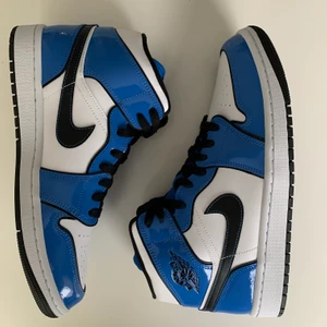 Jordan 1 Mid Signal Blue (42,5) - Säljer ett par oanvända Jordan 1 Mid Signal blue för 1499. Äkta såklart.                                                          Kan mötas på Östermalm eller skicka oftast samma dag eller dagen efter. 