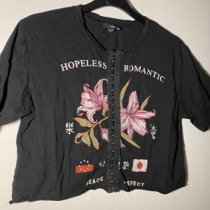 Crop top - Croppad t-shirt som går att öppna. Går att para ihop med i princip vad som helst. Använd en del gånger men är i bra skick. 