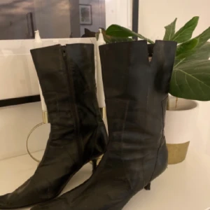 Vintage skor - Min mammas gamla skor som hon köpte 2003💕 nypris 1000🍒 köparen står för frakten! bättre bilder kan skickas:)