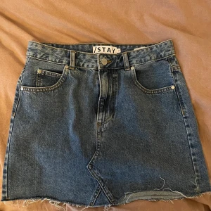 Jeanskjol  - Säljer min jeanskjol som nästan är helt oanvänd. Fickor finns både i bak och på framsidan.Storlek s. 