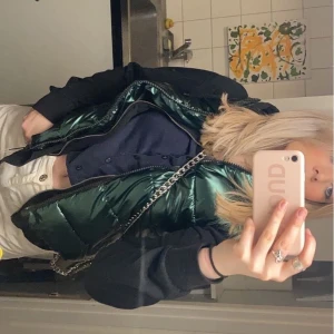 Grön väst - As cool väst men råkade beställa två st styckna så säljer denna. Reflekterar coolt i ljuset och passar perfekt nu till våren!🥰