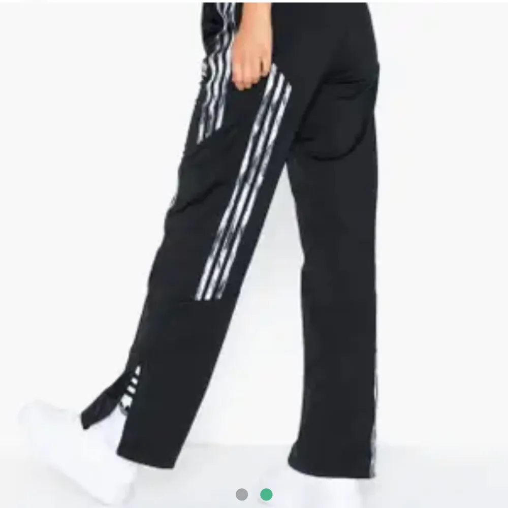 Skitsnygga trackpants från adidas! De är använda typ en och kommer därför inte till användning så mycket som jag trodde de skulle. Nypris 900kr. De är justerbara i midjan samt att de är en dragkedja mera vid foten, se bild 2. priset inkluderar frakten 🥰 passar även 36 . Jeans & Byxor.