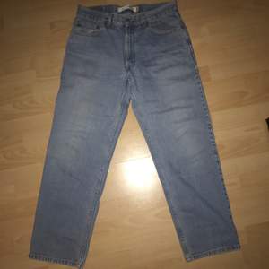 Ett par asfeta levis jeans i modell 550 köpta second-hand i Malmö. Säljes då dem inte kommer till användning. Jeansen är sparsamt använda. Mötes inte upp p.g.a pandemin men vi delar på fraktkostnaden;)
