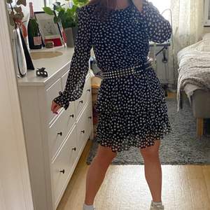 Supersnygg klänning som är snygg att ha med en tröja över eller ett skärp!! Möts upp i Stockholm eller fraktar!💕💕